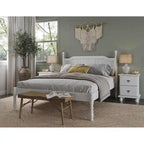 Letto matrimoniale Kyle 100% legno massello con pannelli rialzati e colonne tornite